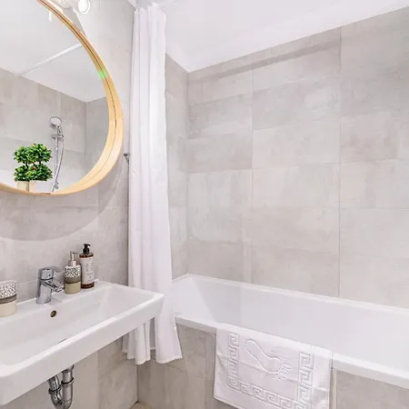 Jad - Luxury 3 & 2 In Kasper, Near Coresi Mall Apartment *