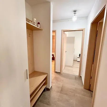 Jad - Luxury 3 & 2 In Kasper, Near Coresi Mall Apartment