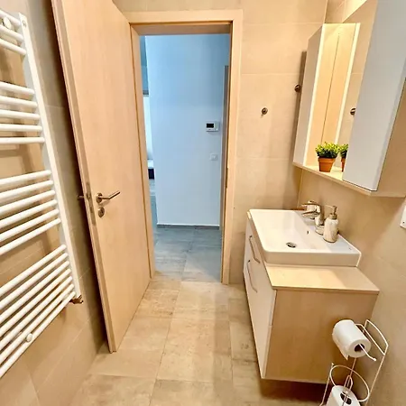 Jad - Luxury 3 & 2 In Kasper, Near Coresi Mall *