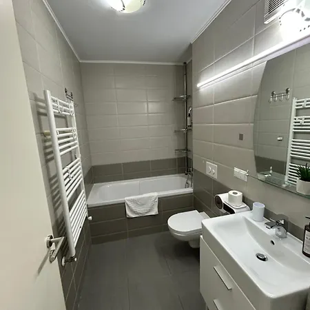Jad - Luxury 3 & 2 In Kasper, Near Coresi Mall Apartment *
