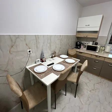 Jad - Luxury 3 & 2 In Kasper, Near Coresi Mall Apartment